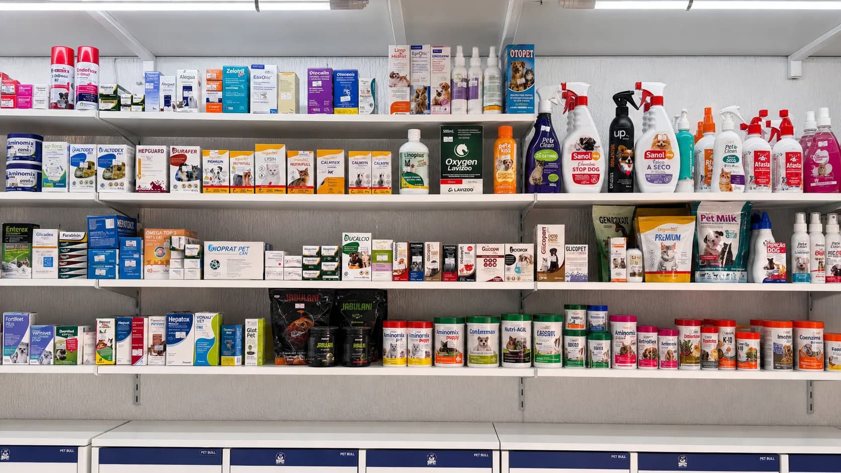Prateleiras da loja com antipulga, vermífugo, shampoo e produtos de higiene, organizados por categoria.